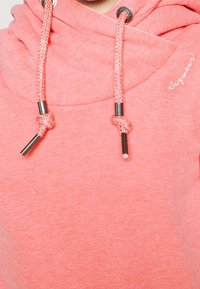 Koral hoodie med dragsko och silverfärgade aglets, mjuk textur, cowl neck-design och broderad logodetalj på framsidan.