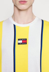 Tommy Jeans SKATER VERTICAL STRIPE TEE - Tricou cu imprimeu - warm yellow
