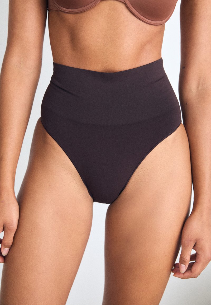 Spanx SPANXSHAPE™ EXTRAORDINARY BRIEF - Muotoileva alusasu - truffle brown