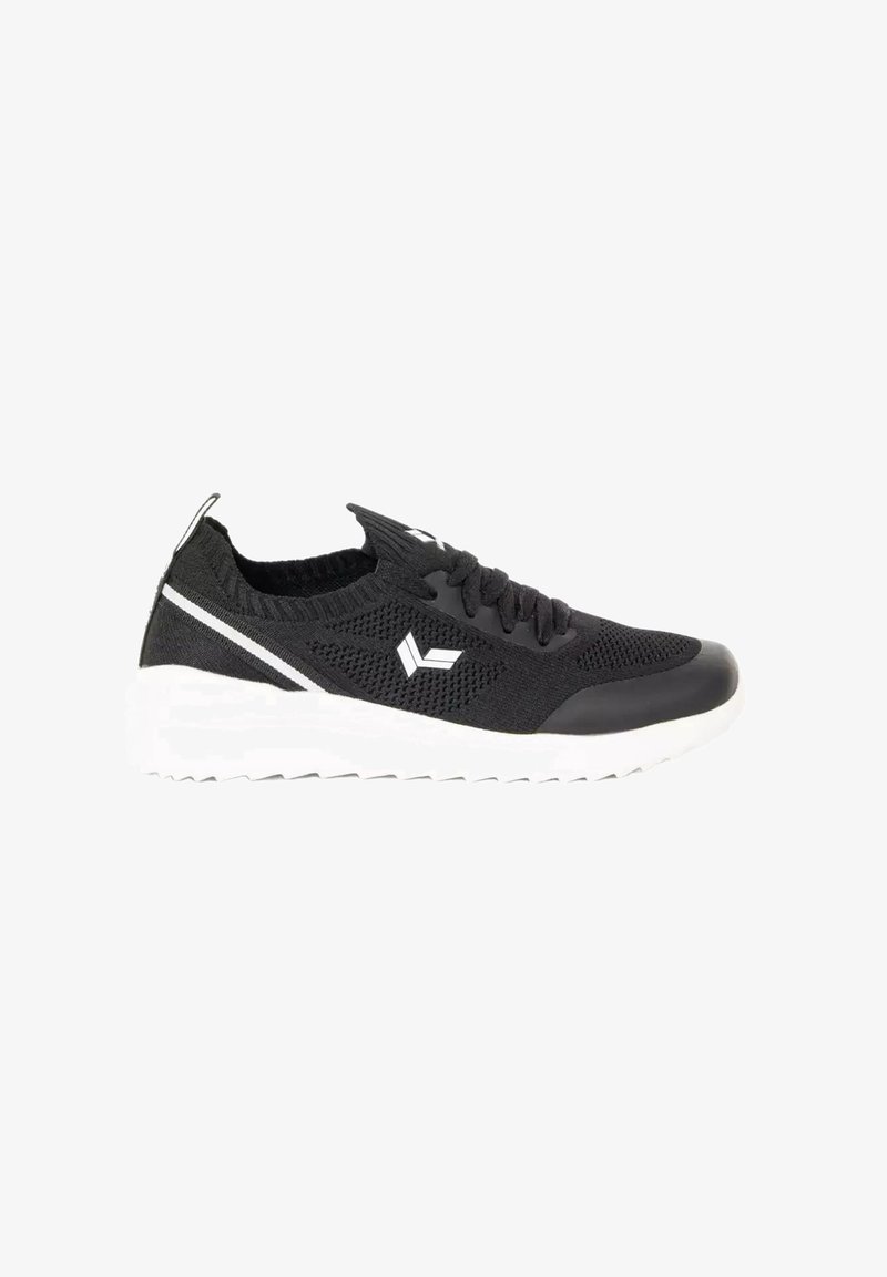 Chaussure de sport en maille noire avec semelle blanche, lacets noirs, bande blanche et logo sur le côté, et languette au talon.
