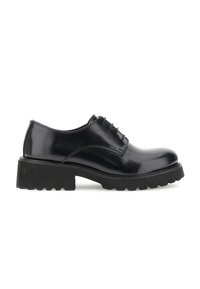 Scarpa nera in pelle con lacci, suola spessa e antiscivolo, con tacco basso, mostrata in profilo laterale su sfondo bianco.