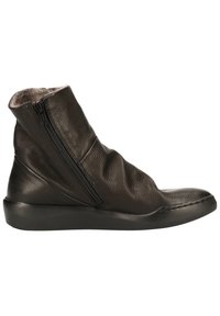 Bottine en cuir noir avec fermeture éclair latérale, intérieur doux et rembourré, et semelle en caoutchouc plate conçue pour le confort et le port décontracté.
