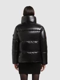 Sort dunjakke med høj krave, glansfuld overflade, vandrette syninger og en trekantet logo på venstre side nederst.