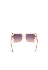 Des lunettes de soleil carrées avec une monture rose translucide et des verres dégradés passant du gris au violet foncé. Des branches fines et droites.