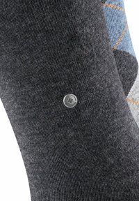 Chaussettes en coton avec un matériau gris foncé à finition texturée, complétées par un motif bleu clair et un logo argenté.