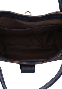 Donkerblauwe handtas met een glad leren buitenkant. Het interieur heeft een bruine voering en een vak met ritssluiting, evenals een klein zakje.