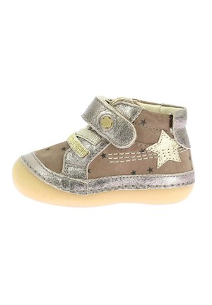 Chaussure pour tout-petit en or et marron métalliques avec un motif d'étoiles, sangle réglable et semelle en caoutchouc. Présente une finition texturée et des coutures contrastées.