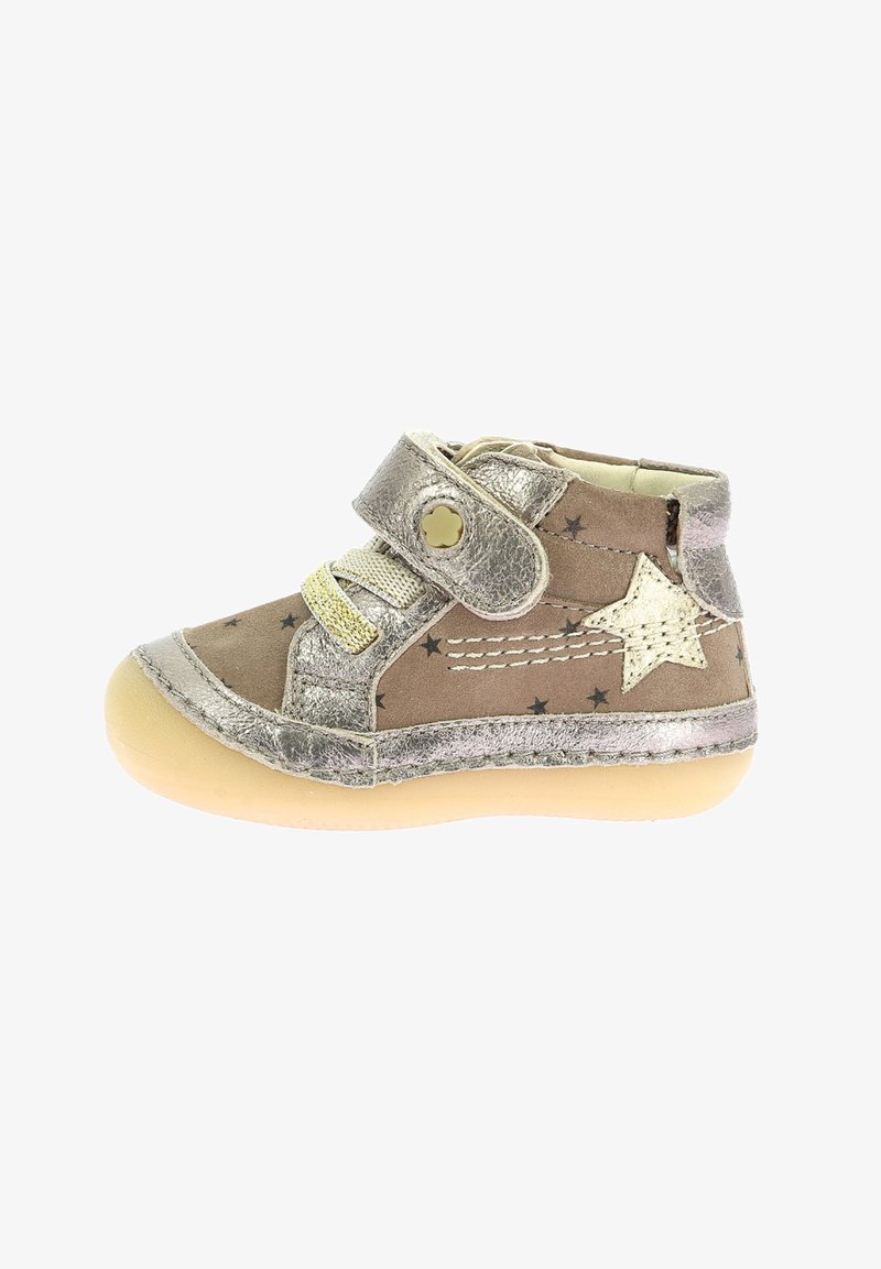 Chaussure pour tout-petit en or et marron métalliques avec un motif d'étoiles, sangle réglable et semelle en caoutchouc. Présente une finition texturée et des coutures contrastées.