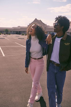 WRANGLER X STRANGER THINGS NANCY  - Sirgete säärtega teksad - light pink