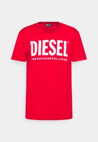 Camiseta de algodón roja con texto blanco en negrita que dice "DIESEL PARA UNA VIDA EXITOSA". Cuello redondo estándar y mangas cortas.
