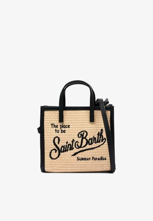 Kleine geweven beige handtas met zwarte biezen en handvatten, met zwarte tekst waarop staat: "The place to be Saint Barth Summer Paradise."