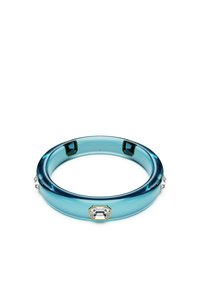 Ett genomskinligt blått armband i akryl, med åttkantiga och cirkulära kristallaccentuer på sidorna, slät yta och rundade kanter.