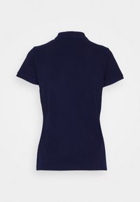 Polo shirt bleu marine, à manches courtes, col côtelé, en matériau coton, texture lisse, sans logos ni motifs visibles.