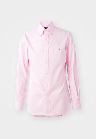 Svetloružová košeľa na gombíky z bavlny s špicatým golierom, dlhými rukávmi a malou vyšívanou nášivkou na ľavej hrudi.