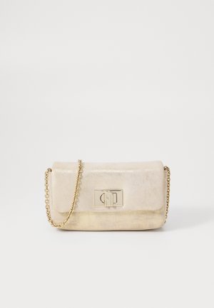 Borsa a mano in metallo dorato con texture liscia, forma rettangolare e tracolla in catena dorata. Presenta una chiusura rettangolare sul davanti.