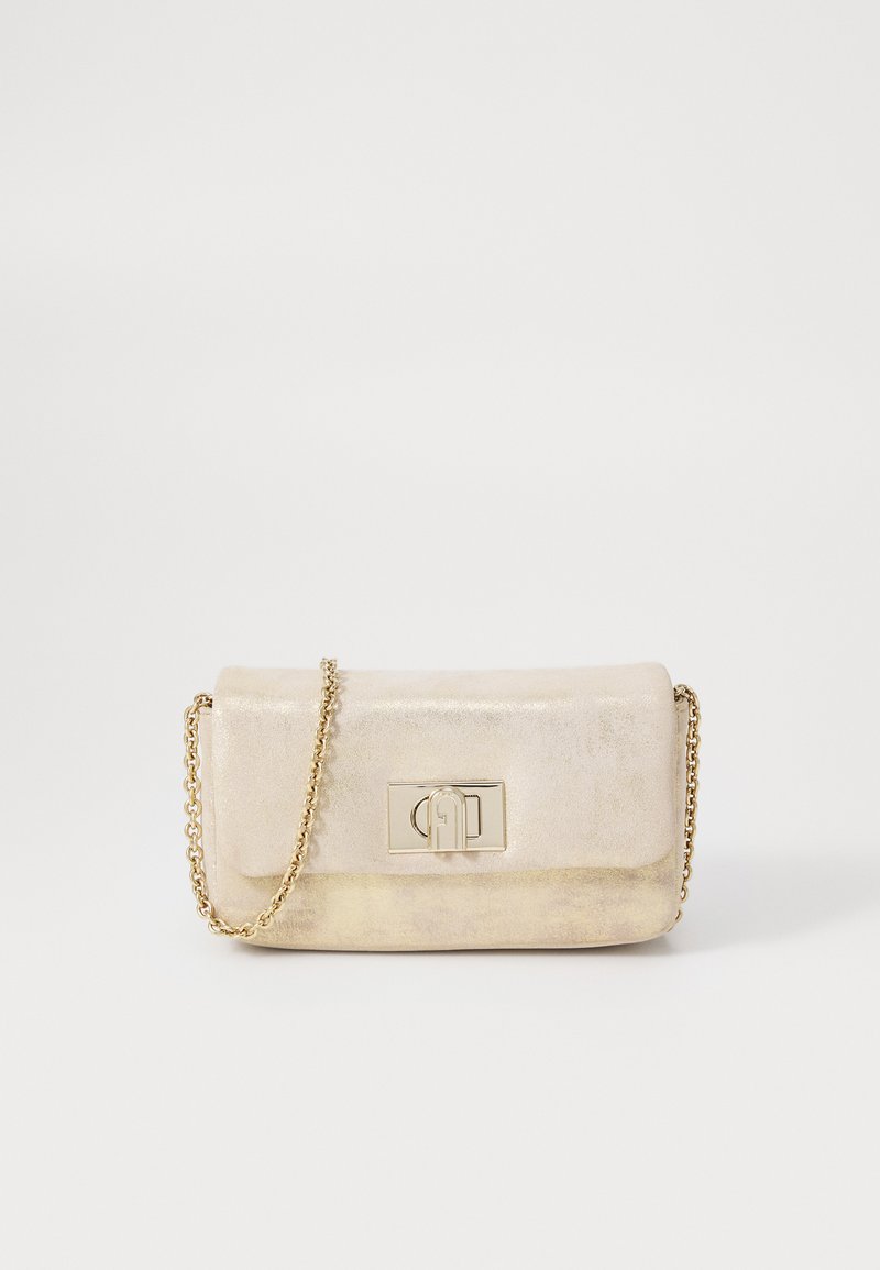 Clutch bag metálica dourada com uma textura suave, formato retangular e uma alça de corrente dourada. Apresenta uma fecho retangular na frente.