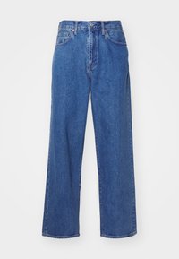 Vaqueros de denim azul con un diseño de pierna recta, cintura alta, cinco bolsillos y cierre de un solo botón. Presentan un sutil desgastado y detalles de costura.