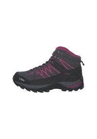 Średniej wysokości buty trekkingowe w odcieniu szarym z różowymi akcentami, wykonane z wodoodpornego materiału, z teksturowanymi powierzchniami oraz solidną gumową podeszwą zapewniającą przyczepność.