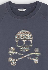 Marineblauwe sweatshirt met een groot, patroon van een doodskop en gekruiste botten in aardetinten, met een gestructureerde ronde hals en raglanmouwen.
