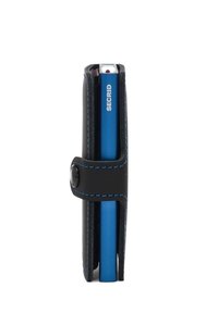 Portafoglio in pelle nera con cuciture blu, progettato per contenere carte, con chiusura a scatto e una penna metallica blu visibile sul lato.