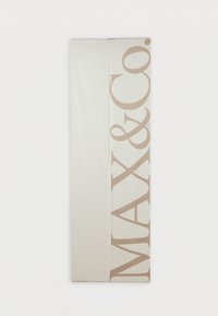 Banner vertical cu țesătură crem texturată și litere mari, maro deschis, care formează cuvântul „MAX & CO.” pe o parte.