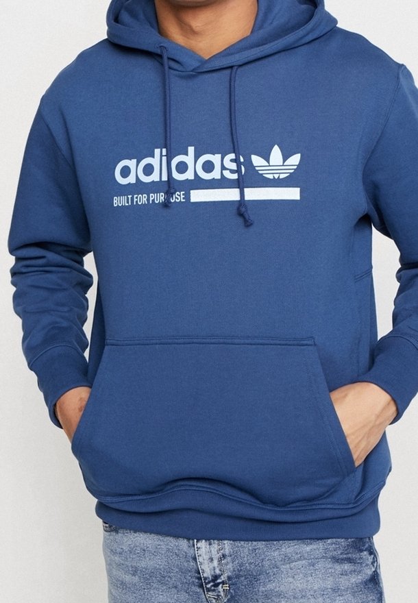 Hoodie en coton bleu avec une poche avant, texte du logo "adidas" et "BÂTI POUR UN OBJECTIF" imprimé en blanc sur la poitrine. Capuche réglable.