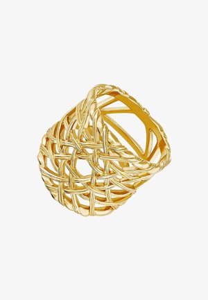 Anillo de oro tejido con un intrincado diseño entrelazado que presenta líneas curvas y aberturas, mostrando una superficie lisa y reflectante.