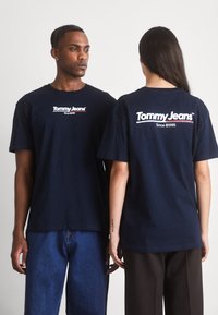 Tommy Jeans FLAG TEE UNISEX - Triko s potiskem - dark night navy
