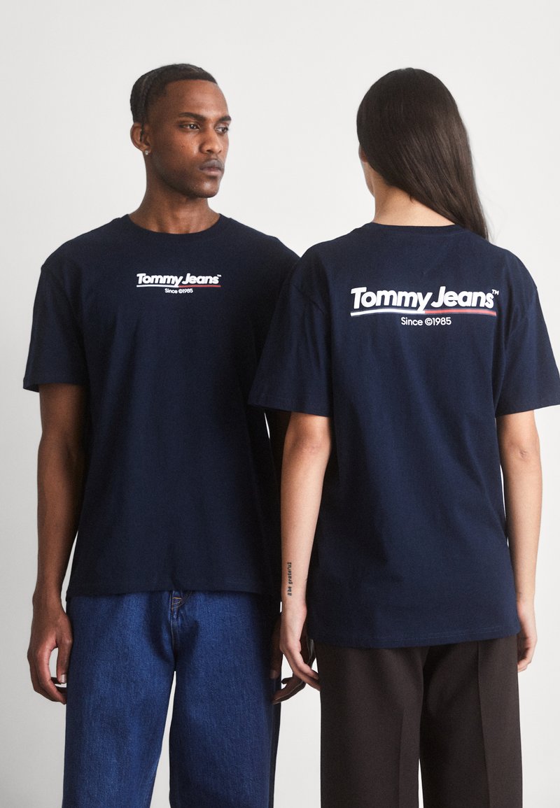 Tommy Jeans FLAG TEE UNISEX - Triko s potiskem - dark night navy