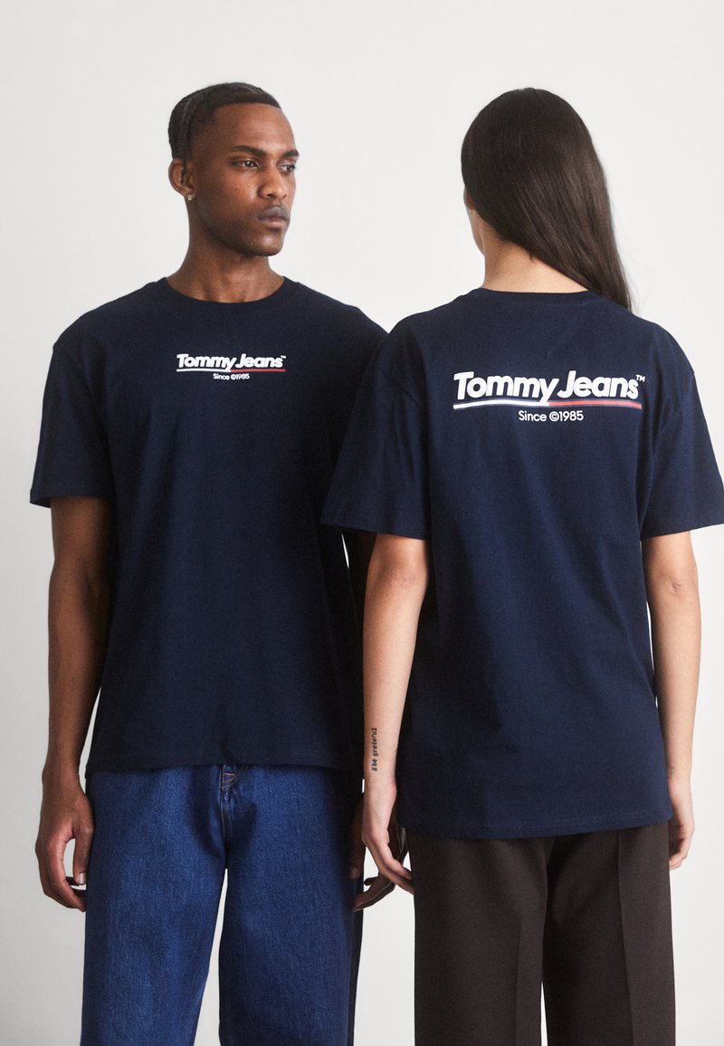 Tommy Jeans - FLAG TEE UNISEX - Camiseta estampada - dark night navy, Ampliar