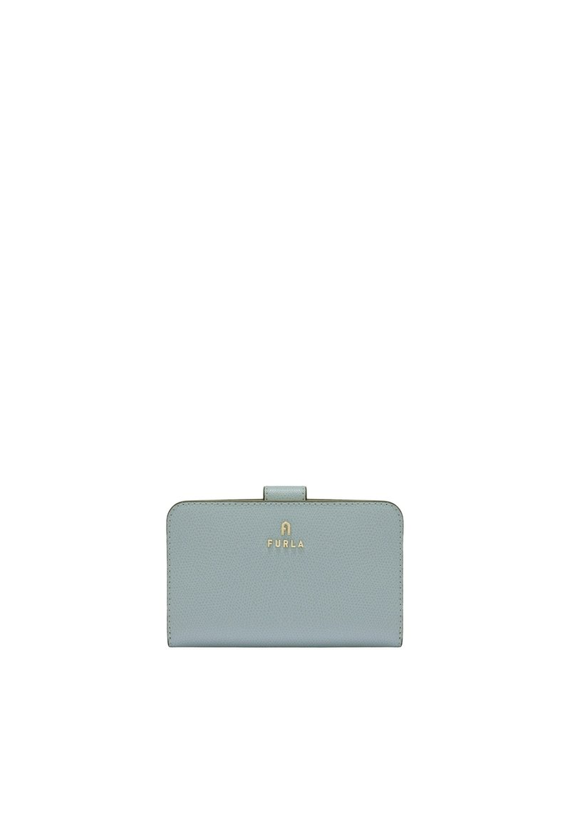 Portafoglio in pelle azzurro chiaro con finitura testurizzata, dotato di una chiusura frontale e logo dorato. Forma rettangolare compatta, design minimalista.