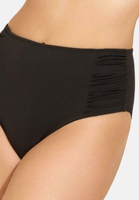 Czarne majtki bikini o wysokim stanie, wykonane z elastycznego materiału, z marszczonymi detalami po bokach oraz gładkim, dyskretnym wykończeniem.