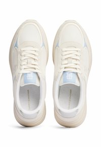 Białe sneakersy z siateczki i zamszu z jasnoniebieskimi akcentami, okrągły nosek, sznurowane zapięcie oraz gruba beżowa gumowa podeszwa. Posiadają detal logo na języku.