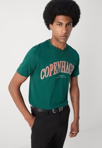 Lindbergh COPENHAGEN HERITAGE TEE - Apdrukāts T-krekls - dark green