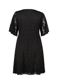 Zwarte kanten jurk met korte mouwen, voorzien van een ruitpatroon en een getailleerde taille. De zoom is licht uitlopend en gegolfd.