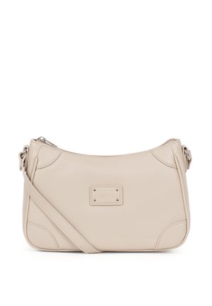 Sac bandoulière en cuir beige avec une sangle réglable, une fermeture éclair sur le dessus et un patch logo rectangulaire à l'avant.
