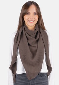 Brauner, strukturierter Schal aus leichtem Stoff, der in einer dreieckigen Form um den Hals drapiert ist. Der Schal zeichnet sich durch ein zerknittertes Design aus.