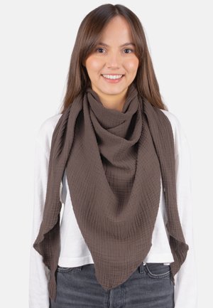 Brauner, strukturierter Schal aus leichtem Stoff, der in einer dreieckigen Form um den Hals drapiert ist. Der Schal zeichnet sich durch ein zerknittertes Design aus.