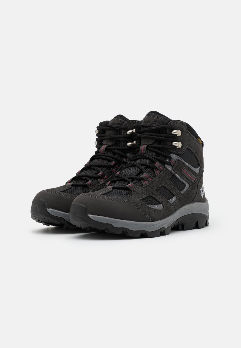Stivali da trekking neri con una tomaia texture che combina rete e suede, punta rinforzata, lacci con occhielli metallici e accenti rosa a contrasto.
