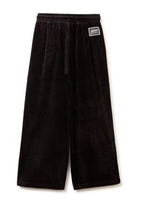 Pantalones de pierna ancha negros, hechos de suave terciopelo, con una cinturilla elástica y una etiqueta con el logo en la parte delantera. Textura suave y sin patrones.