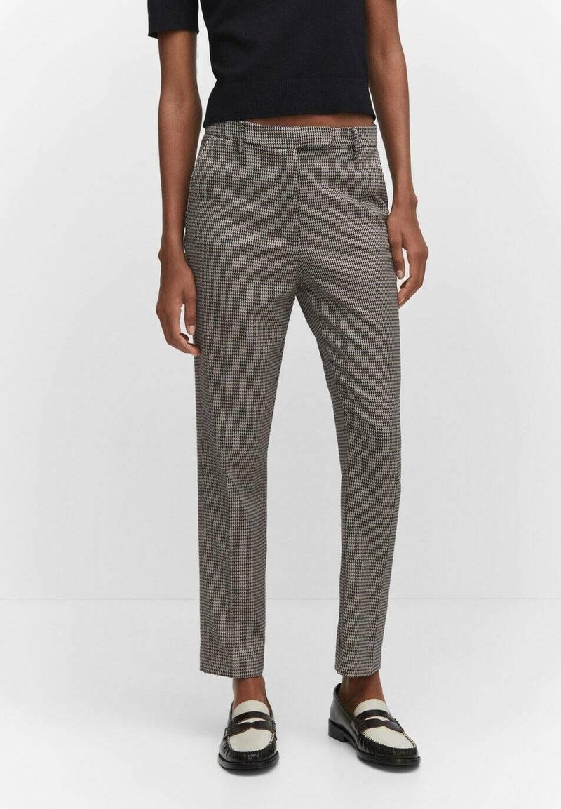 Spodnie w kant w czarno-białą pepitkę, o dopasowanym kroju, z płaskim przodem i kieszeniami po bokach. Gładki materiał, elegancki design.