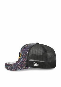 Schwarze Netzcap mit buntem gesprenkeltem Muster auf der Vorderseite, flachem Schirm und einem Logo auf der Seite; ausgestattet mit verstellbarem Snapback-Verschluss.
