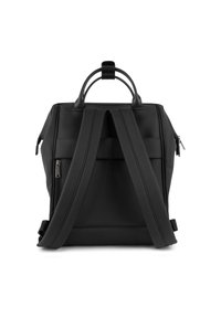 Zaino nero realizzato in materiale liscio con un design strutturato, doppie maniglie superiori e spallacci regolabili e imbottiti. Presenta cerniere laterali.