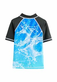Maglietta da nuoto a manica corta con un design a spruzzo d'acqua blu e bianco, maniche nere e dettagli di cucitura a contrasto.