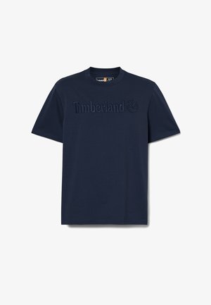 Granatowa bawełniana koszulka z podniesionym, wytłoczonym logo "Timberland" oraz motywem drzewa z przodu. Okrągły dekolt i krótkie rękawy.