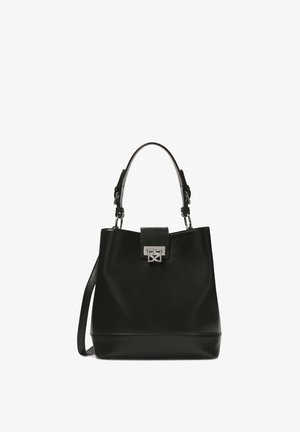 Sac seau en cuir noir avec une texture lisse, quincaillerie argentée, fermeture à clasp, et une bandoulière détachable. Design simple et structuré.