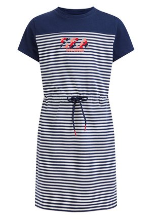 Kortærmet kjole med marineblå og hvide striber, navy top, snørre i taljen og teksten "SEA YOU SOON!" broderet på brystet.