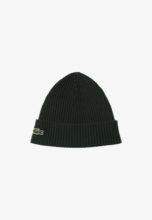 Gorro de punto verde oscuro con textura acanalada, puño doblado y pequeño logotipo de cocodrilo bordado en el lateral.