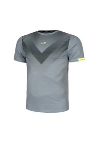 Camiseta deportiva gris con un tejido texturizado, patrón de puntos geométricos en un gris más oscuro y un acento amarillo brillante en la manga.