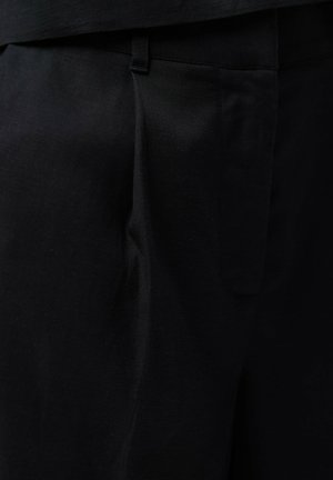 Schwarze Hose mit glatter Textur und lässiger Passform. Sie verfügt über einen vorderen Bundfalten und eine diskrete Seitentasche. Das Material wirkt leicht.